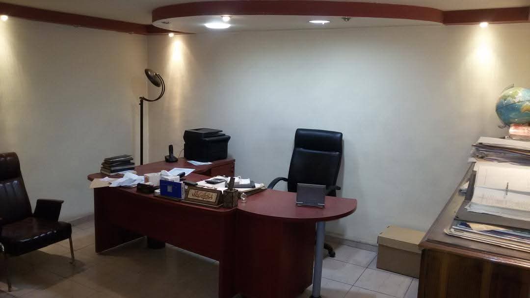 مكتب بموقع مميز للايجار -التجهيز - 2