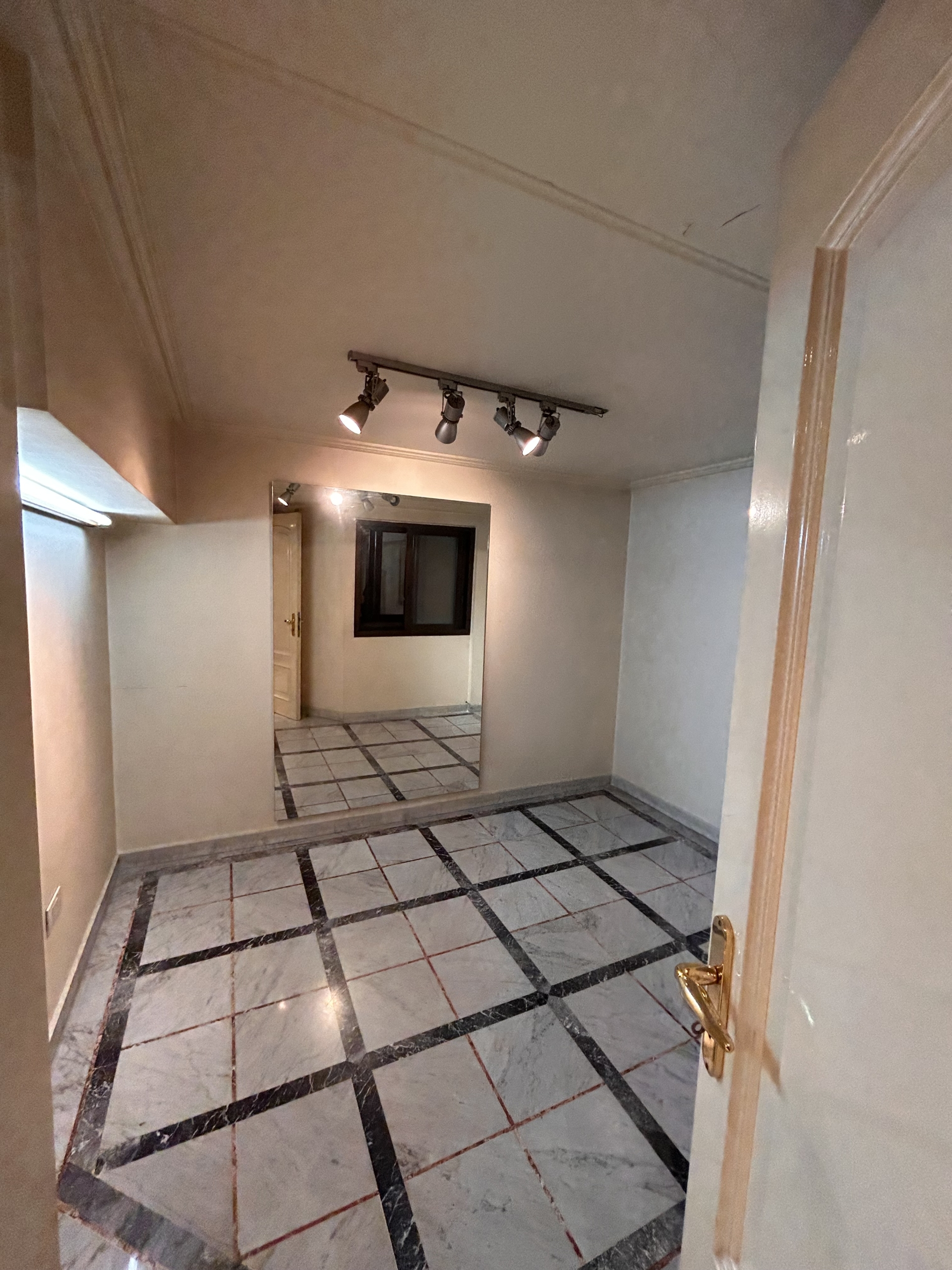 مكتب تجاري منطقة المزرعة - 2